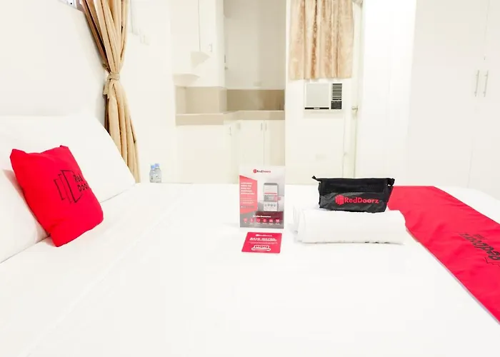 Reddoorz Plus @ Zapatera 2 ホテル