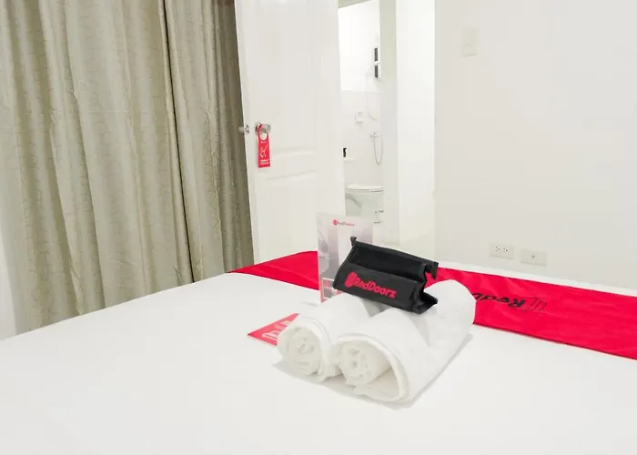 Reddoorz Plus @ Zapatera 2 ホテル 3*